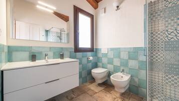 Een douche, een haardroger, handdoeken