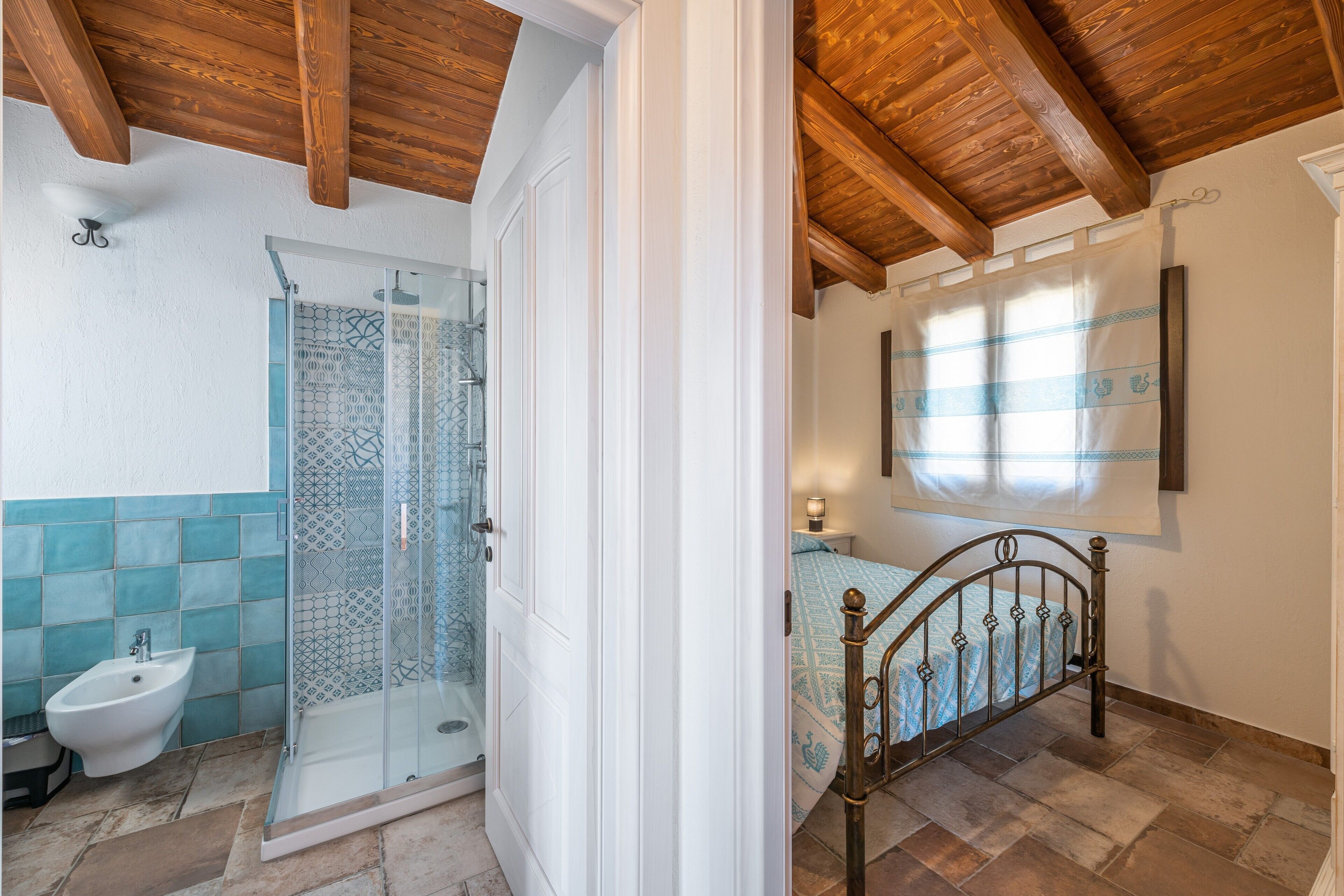 Un baño con ducha, bidé y paredes de azulejos.