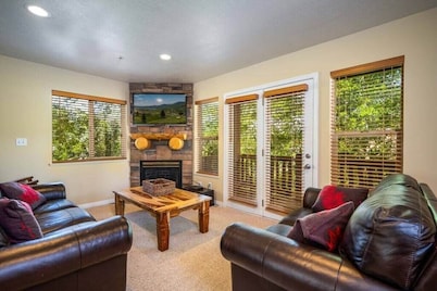 Ski Paradise MH 303 | Near Powder Mtn | Hot Tub