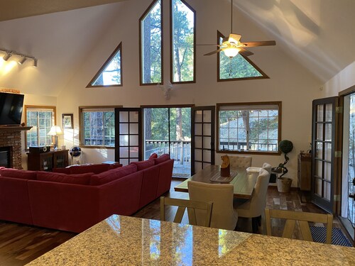 Treehouse Lodge- A quiet hilltop creative retreat, minutes from the lake.