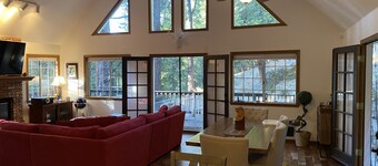 Treehouse Lodge- A quiet hilltop creative retreat, minutes from the lake.