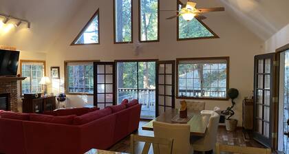 Treehouse Lodge- A quiet hilltop creative retreat, minutes from the lake.