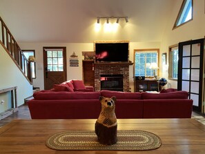 Una Smart TV, una chimenea, un reproductor de DVD