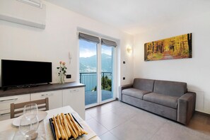 Living area - Appartamento 5 Il Tornante with Lake & Mountain Views, Wi-Fi, A/C & Balcony (Nesso)