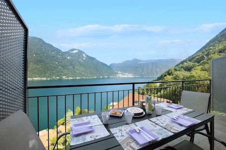 Speisen im Freien. Appartamento "7 Il Tornante" mit Blick auf den See und die Berge, WLAN, A/C und Balkon