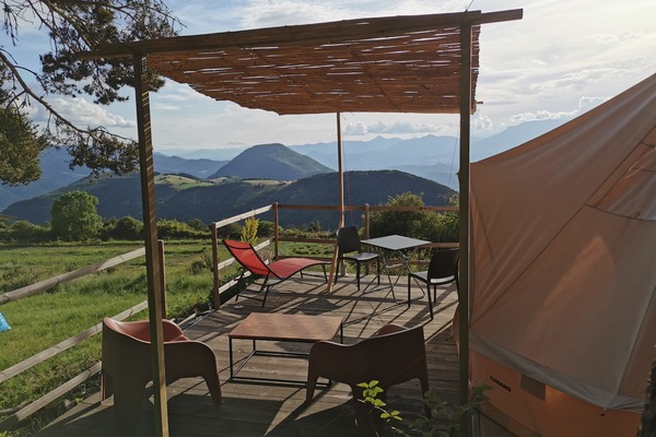 Extérieure tente : Terrasse aménagée