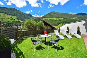 Outdoor dining - Apartment "AlpenChalet Niederkofler Arabella" with Mountain View, Sauna & Garden (Ahrntal)