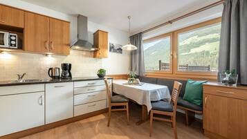 Réfrigérateur, micro-ondes, plaque de cuisson, lave-vaisselle