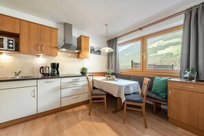 Kühlschrank, Mikrowelle, Herdplatte, Geschirrspüler