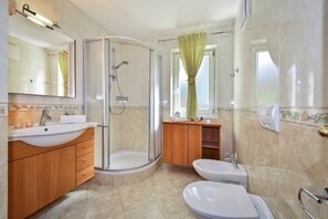 Shower, hair dryer, towels - Apartment "AlpenChalet Niederkofler Evita" with Mountain View, Wi-Fi & Garden (Ahrntal)