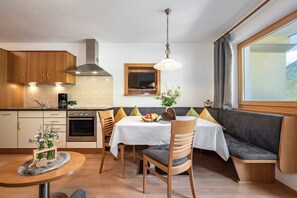 Dining - Apartment "AlpenChalet Niederkofler Evita" with Mountain View, Wi-Fi & Garden (Ahrntal)