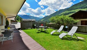 Outdoor dining - Apartment "AlpenChalet Niederkofler" Vera with Mountain View, Sauna & Garden (Ahrntal)