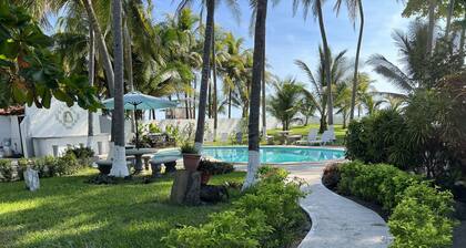 Stunning Beach House near Int. Airport, Surf City, El Tunco, 4bedrooms, sleep 16