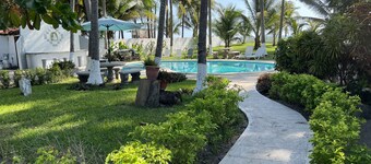 Stunning Beach House near Int. Airport, Surf City, El Tunco, 4bedrooms, sleep 16