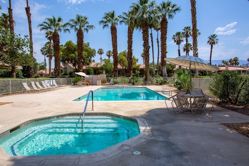 Sunny Palm Desert Escape on Golf Course