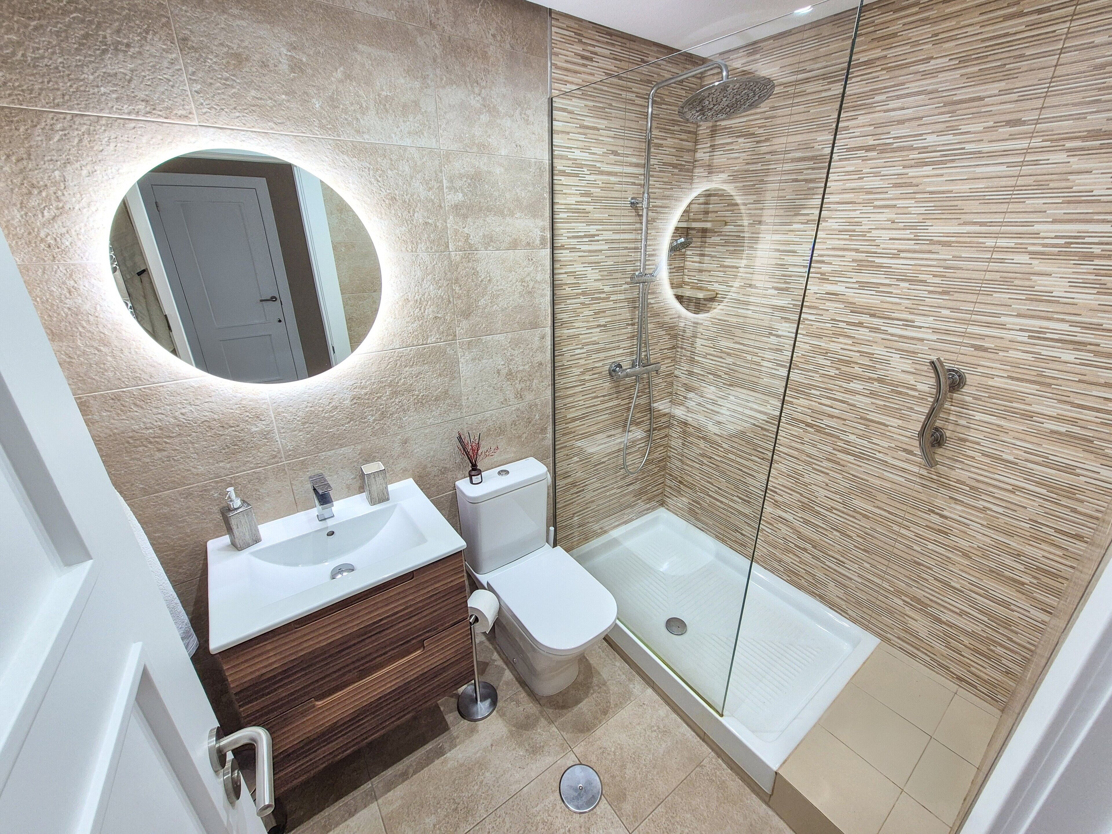 Badewanne, Haartrockner, Handtücher