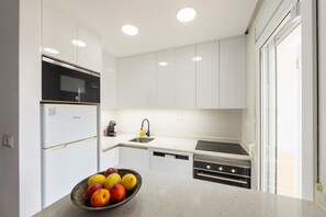 ثلاجة، ميكروويف، فرن، موقد طهي مسطح