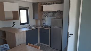 Jääkaappi, mikroaaltouuni, liesi, astianpesukone