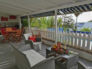 Outdoor dining - F3 en Bord de Piscine, vue mer des Caraïbes (BOUILLANTE)