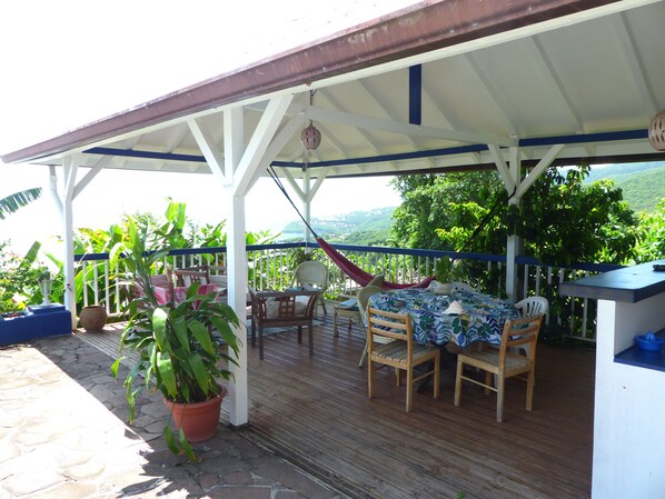 Outdoor dining - F3 en Bord de Piscine, vue mer des Caraïbes (BOUILLANTE)