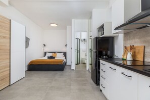 Kühlschrank, Mikrowelle, Herdplatte, Wasserkocher mit Kaffee-/Teezubehör