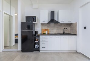 Réfrigérateur, micro-ondes, plaque de cuisson, cafetière/bouilloire