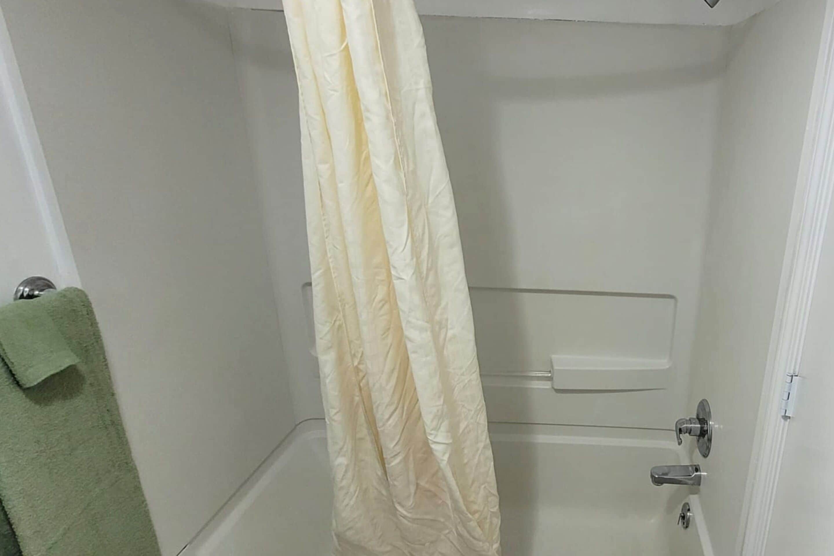 Combined shower/tub, designer toiletries, hair dryer, towels