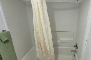 Tina con regadera, amenidades de baño de diseñador, secadora de cabello