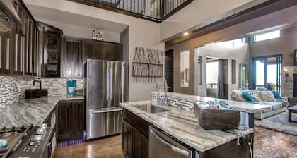 Private custom entertaining home on the hill w view of valley & river