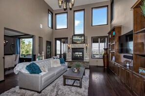 Smart TV, DVD player, music library, stereo - Private custom entertaining home on the hill w view of valley & river (bonney lake)