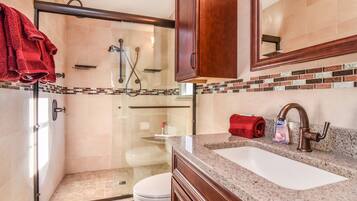 House, 3 Bedrooms, Fireplace | Bathroom | Shower, towels, soap, shampoo