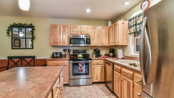 House, 3 Bedrooms, Fireplace | Private kitchen | Microwave, oven, stovetop, dishwasher