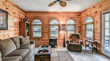 House, 3 Bedrooms, Fireplace | Living room | Fireplace