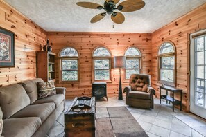 House, 3 Bedrooms, Fireplace | Living room | Fireplace - Creekside Cottage Star 5 Vacations (Black Mountain)