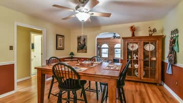 House, 3 Bedrooms, Fireplace | In-room dining