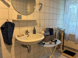 Badewanne, Haartrockner, Handtücher, Seife