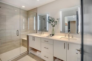 Ensemble baignoire-douche, séchoir à cheveux, bidet, serviettes fournies