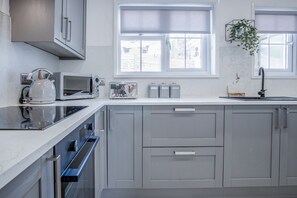 Cottage (3 Bedrooms) | Bếp riêng | Tủ lạnh, lò vi sóng, lò nướng, bếp nấu 