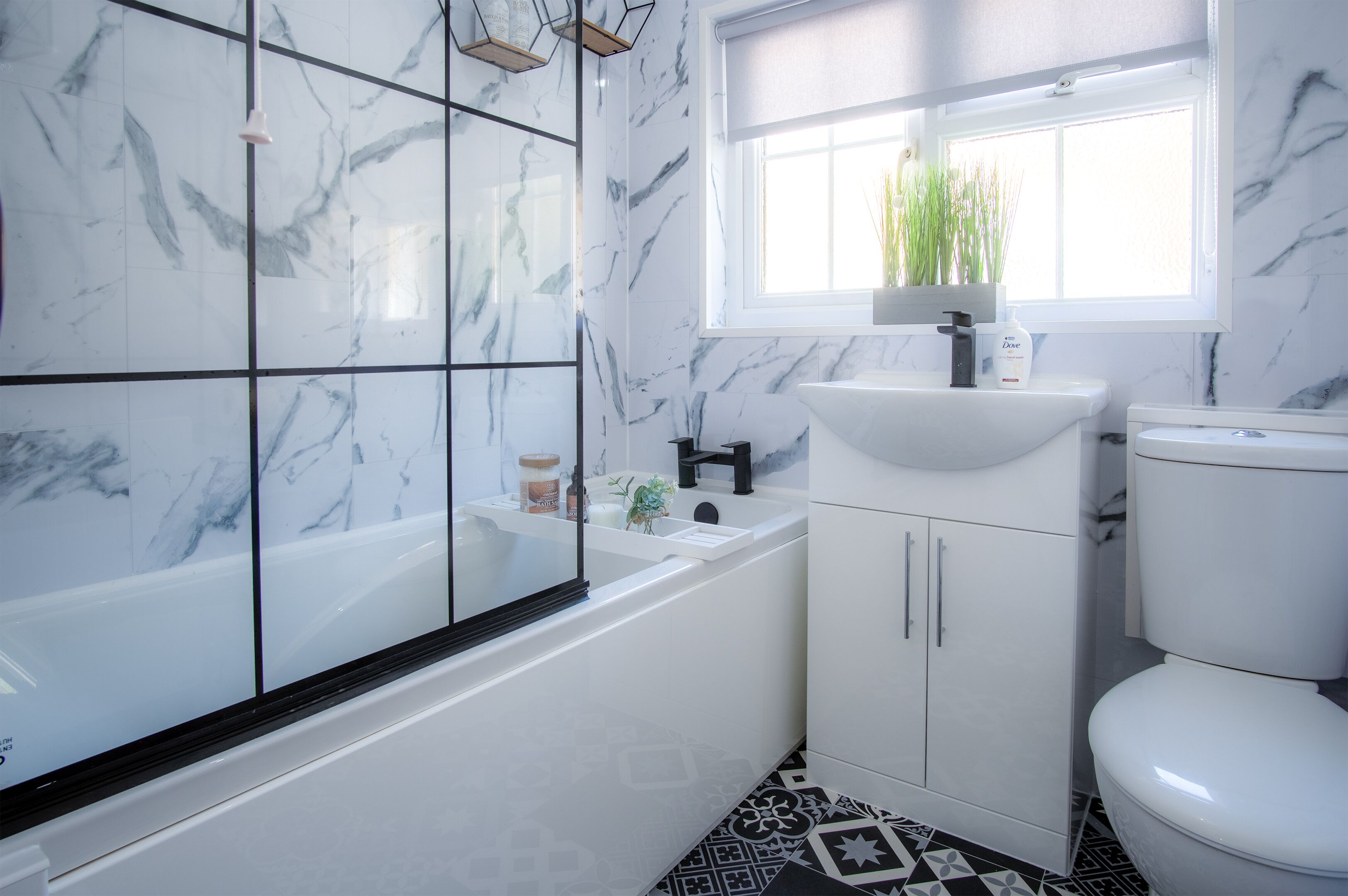 Ein modernes Badezimmer mit Badewanne, Toilette und Waschbecken.