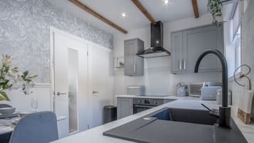 Mökki (3 Bedrooms) | Yksityinen keittiö | Täysikokoinen jääkaappi, mikroaaltouuni, uuni, liesi