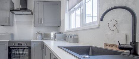 Casa de campo (3 Bedrooms) | Cocina privada | Refrigerador con congelador, microondas, horno y parrilla de estufa