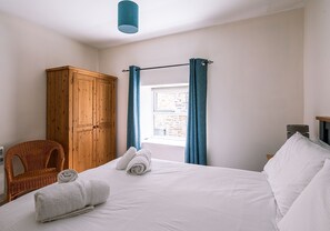 2 bedrooms, iron/ironing board, travel cot, free WiFi