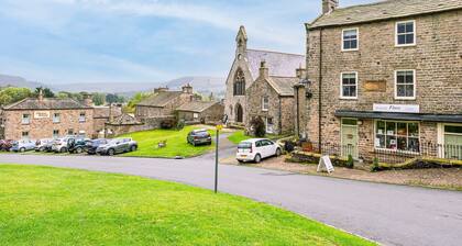 Beautiful, 2 bedroom, first floor apartment, at the heart of a busting Dales Village.