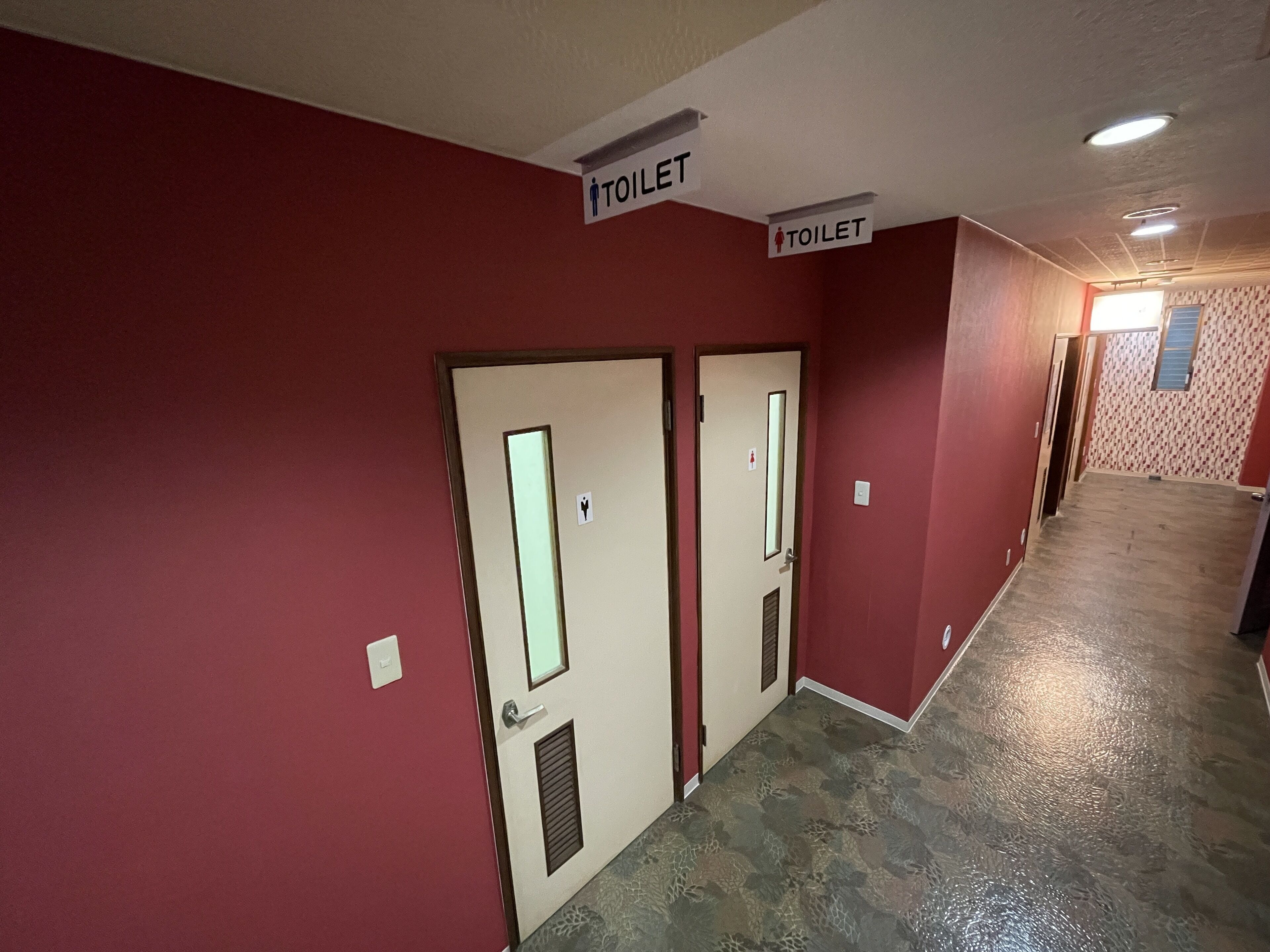 Corredor com duas portas identificadas como 