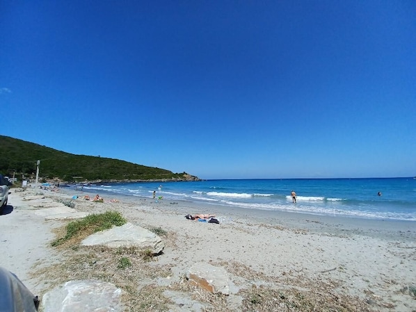 Una spiaggia nelle vicinanze, lettini da mare, teli da spiaggia
