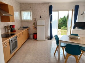Frigorífico, microondas, horno y placa de cocina