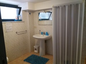 Shower, hair dryer, bidet, towels - Laura's house 50 meters from the sea (giardini naxos)