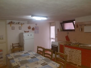 Kühlschrank, Ofen, Herdplatte, Kochgeschirr/Geschirr/Besteck