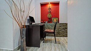 Un espace de bureau moderne comprenant un bureau, une chaise et des objets décoratifs.