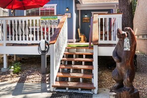 Property grounds - The Cuddly Bear Cabin by Destination Big Bear : Close to the Lake! Minutes to the Village! Hot Tub! Propane BBQ! Tesla Charger! (Big Bear Lake)